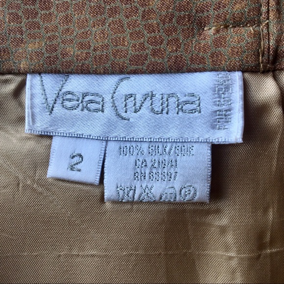 Gold silk skirt in reptile print. - Picture 7 of 7